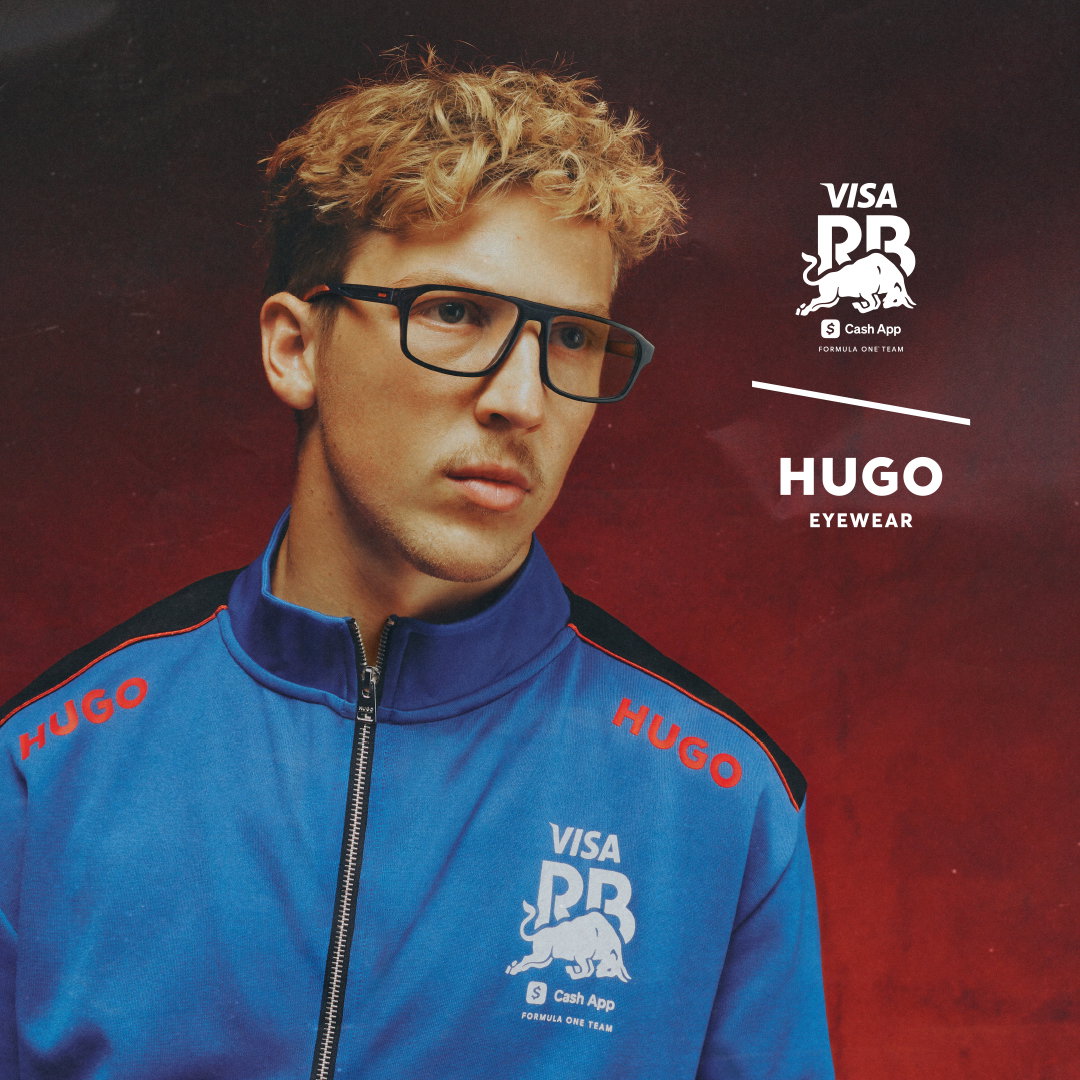 Das Bild zeigt einen Mann mit HUGO Brille in einer blauen Trainingsjacke.